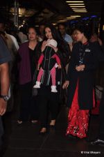 Aishwarya Rai Bachchan returns from Chicago - Big b comes to receive in Mumbai Airport on 5th Oct 2012 (24).JPG